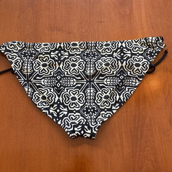 Robin Piccone String Bikini - Picture 6 of 8